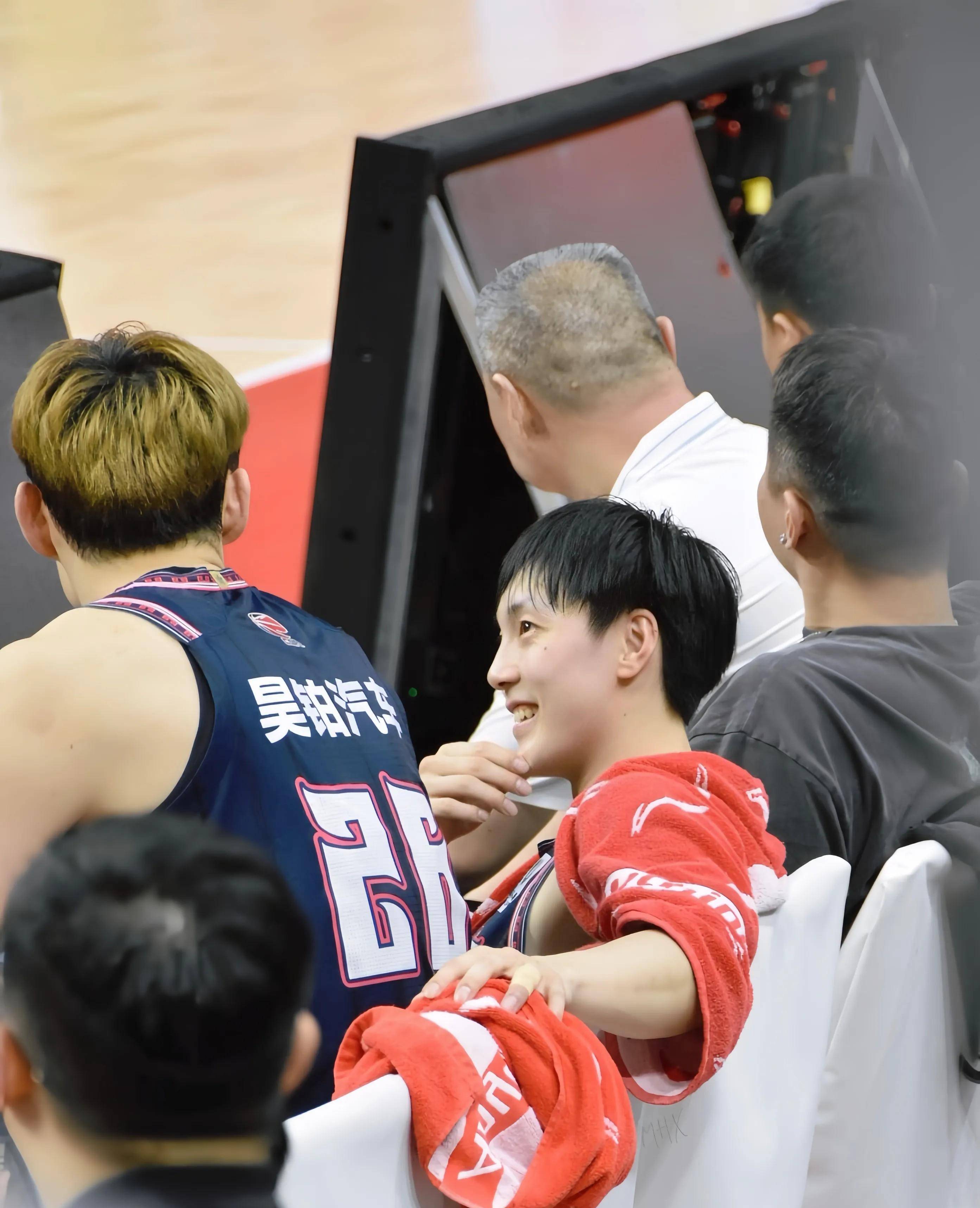 广东宏远取得连胜，夺得联赛领先位置的简单介绍