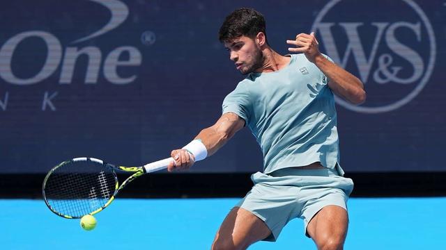 关于德国网球队完胜西班牙网球队，阿尔卡拉斯统治全场的信息