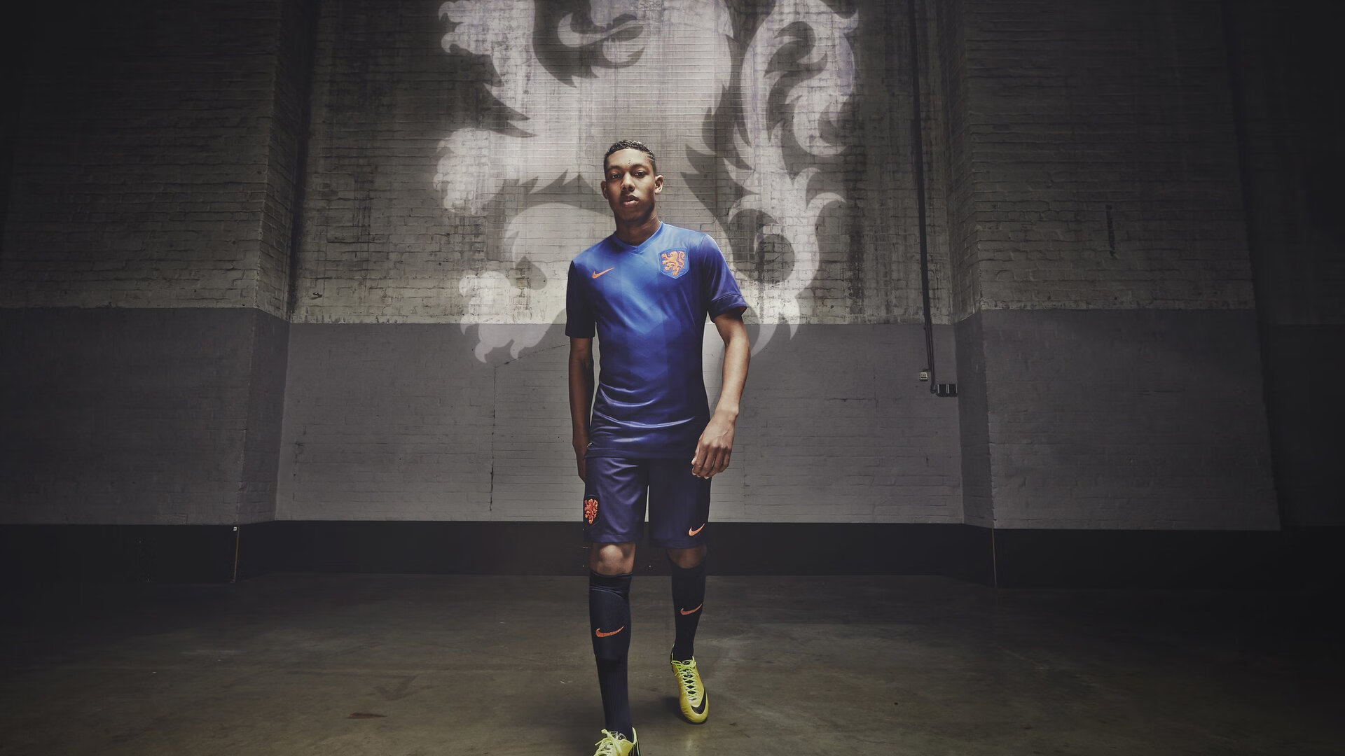 开云平台-赛道上的红牛内战，塞恩斯率队力克姊妹劲敌